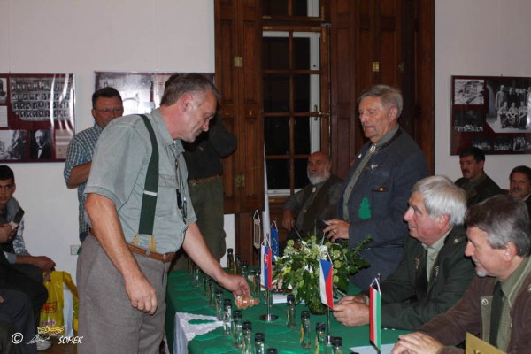 Žrebovanie poradia štartujúcich psov (na obrázku Jozef Benovic)